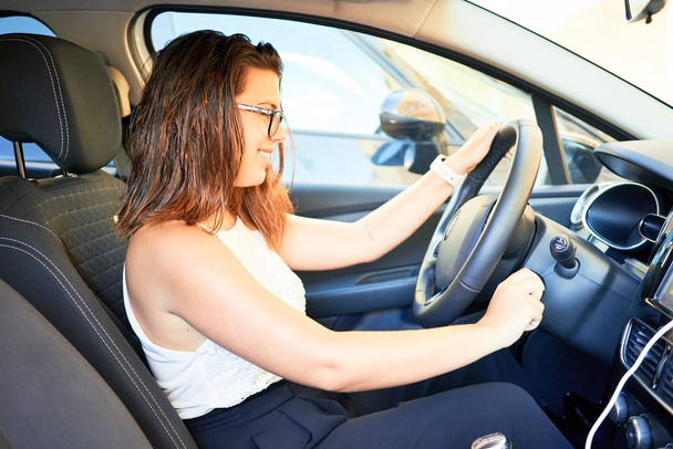 Nuori kuljettaja nainen ajaa autoa
 - Valokuva, kuva