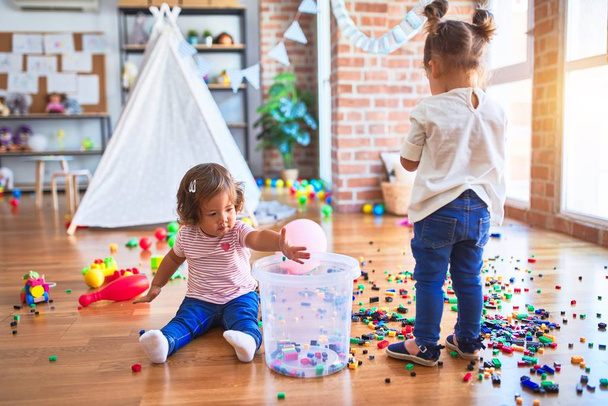 Imádnivaló kisgyermekek játszanak építőkocka játék az óvodában - Fotó, kép