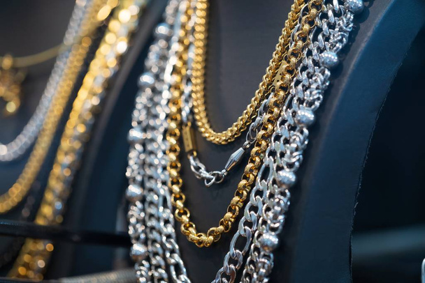 Muchos de plata y oro collar, accesorios de moda de lujo en la tienda
 - Foto, imagen