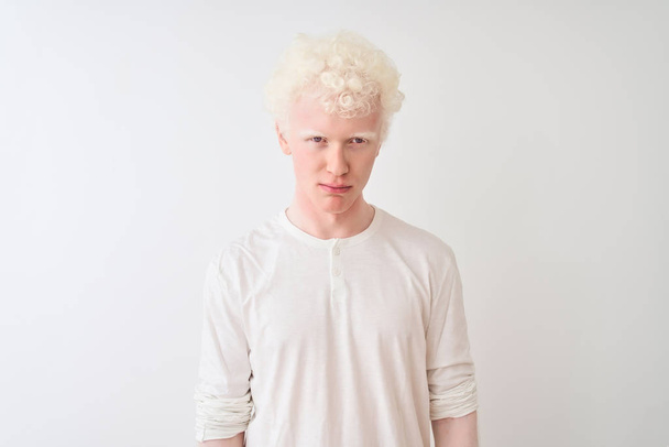 Nuori albiino vaalea mies päällään rento t-paita seisoo yli eristetty valkoinen tausta masentunut ja huoli ahdistusta, itku vihainen ja peloissaan. Surullinen ilme
. - Valokuva, kuva