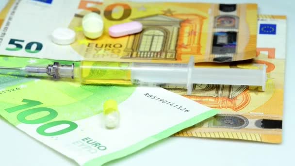 таблетки и инъекции со счетами евро
  - Кадры, видео