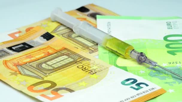 injectie met eurobiljetten in een close-up - Video