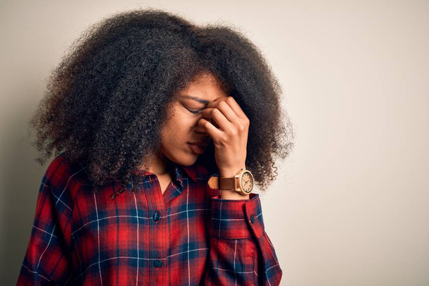 Güzel, Afro-Amerikalı bir kadın izole arka planda rahat gömlekler giyiyor. Burun ve gözler sürtünüyor, yorgunluk ve baş ağrısı çekiyor. Stres ve hüsran kavramı. - Fotoğraf, Görsel