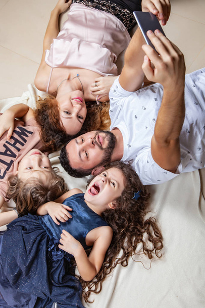 Boldog család csinál szelfi kép okostelefon - Fotó, kép