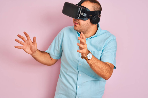 Nuori plus koko mies pelaa virtuaalitodellisuus peli käyttäen suojalasit
 - Valokuva, kuva