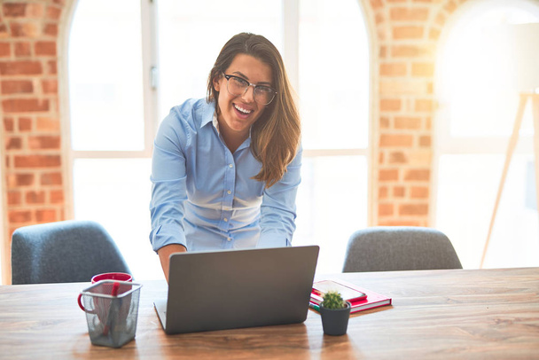 junge Geschäftsfrau, die am Schreibtisch steht und mit Computer-Laptop arbeitet, moderne Führungskraft im Büro - Foto, Bild