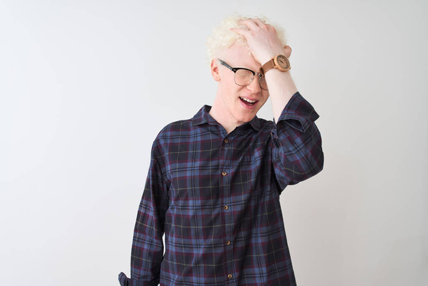 Nuori albiino vaalea mies yllään rento paita ja lasit yli eristetty valkoinen tausta yllättynyt käsi pään päälle virhe, muista virhe. Unohdin, huono muisti käsite
. - Valokuva, kuva