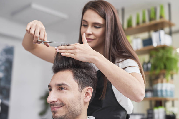 У мужчины стрижка волос у парикмахера
  - Фото, изображение