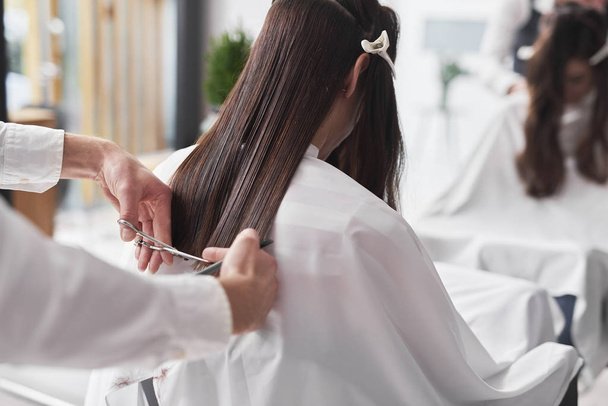 Крупный план длинных волос, подстриженных парикмахером
  - Фото, изображение