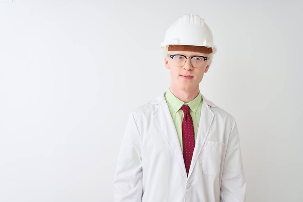Albínó tudós férfi szemüveget és sisakot visel, elszigetelt fehér háttér felett áll, komoly arckifejezéssel. Egyszerű és természetes a kamerába nézni.. - Fotó, kép