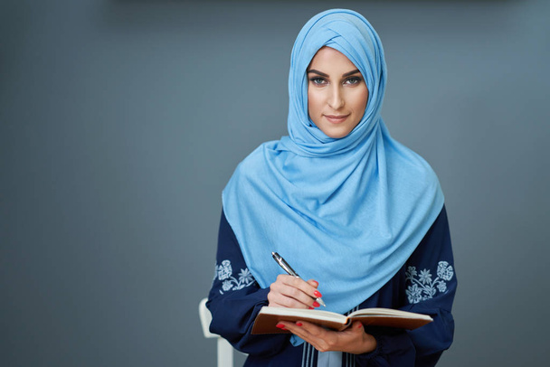 Estudiante musulmana aprendiendo en casa
 - Foto, Imagen