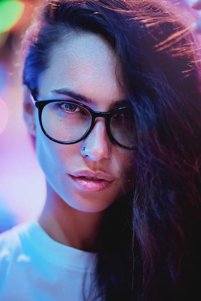 Beautiful girl with glasses at night, fashion photo - Foto, Bild