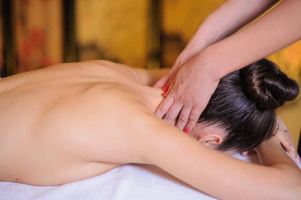 Massage du cou dans le salon de spa
 - Photo, image