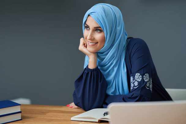 Μουσουλμάνα φοιτήτρια που μαθαίνει στο σπίτι - Φωτογραφία, εικόνα