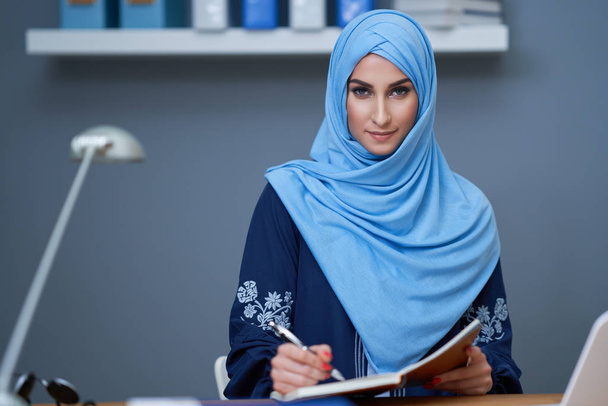 Muslim female student learning at home - Fotoğraf, Görsel