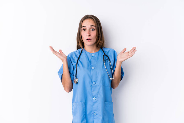 Молодая медсестра изолирована удивлена и шокирована
. - Фото, изображение