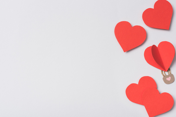 vista superior de corações vermelhos e cadeado no fundo branco
 - Foto, Imagem