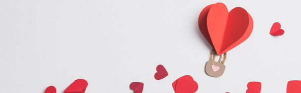 Draufsicht auf rotes Herz mit Vorhängeschloss zwischen Herzen auf weißem Hintergrund, Panoramaaufnahme - Foto, Bild