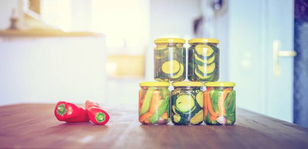 Preserving and conserving a variety of vegetables in glasses  - Foto, Bild