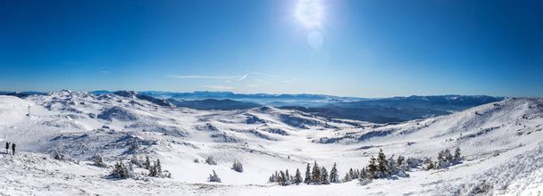Zdjęcia panoramiczne ze szczytu góry w sezonie zimowym. Ew. - Zdjęcie, obraz