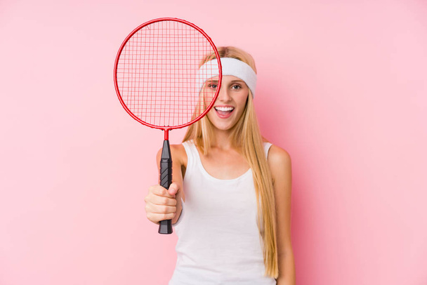 Fiatal szőke nő játszik tollaslabda elszigetelt - Fotó, kép