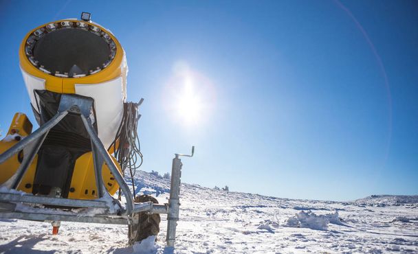 Κίτρινη μηχανή κατασκευής χιονιού στο βουνό κατά τη χειμερινή περίοδο. Είναι... - Φωτογραφία, εικόνα