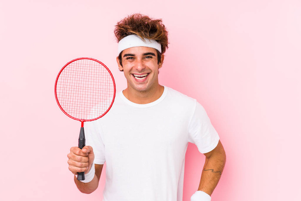 Badminton oynayan genç adam tek başına gülüp eğleniyor.. - Fotoğraf, Görsel
