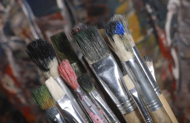 oil paint brush on a wooden background - Foto, Imagem