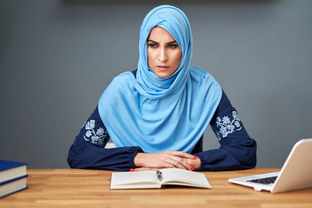 Muslimská studentka učení doma - Fotografie, Obrázek
