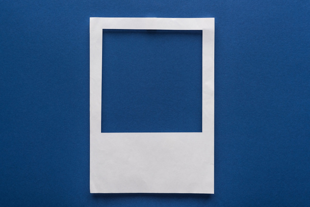 Ansicht von oben von leerem Papier weiß auf blauem Hintergrund - Foto, Bild