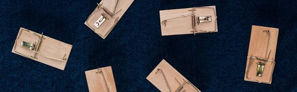 top view of wooden mousetraps on blue background, panoramic shot - Foto, Imagen