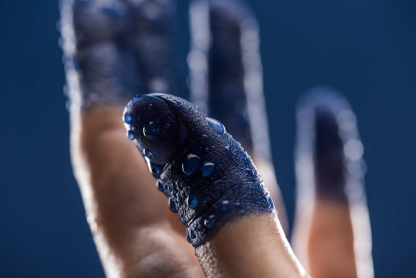 lähikuva naisen käsi märkä maalattu sormet eristetty sininen
 - Valokuva, kuva
