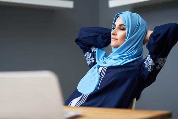 Nieszczęśliwa muzułmanka ucząca się w domu - Zdjęcie, obraz