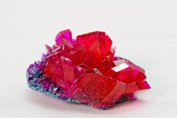 a rubin színű kristályok közelről - Fotó, kép