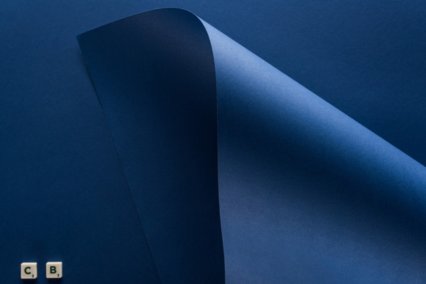 top view of curved blue paper background - Foto, afbeelding