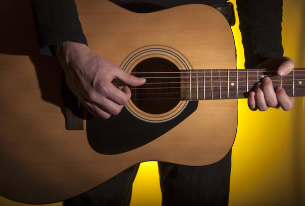 Zenélni, gitározni tanulni Vonósok hangzása Szórakoztatási célokra.Közelkép. - Fotó, kép