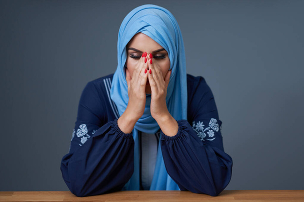 Nieszczęśliwa muzułmanka ucząca się w domu - Zdjęcie, obraz