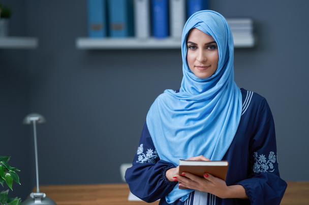 Muszlim diáklány otthon tanul - Fotó, kép