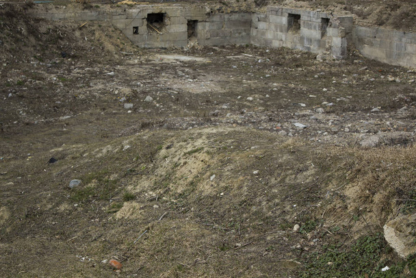 Image avec une vieille fondation abandonnée en ruine
 - Photo, image