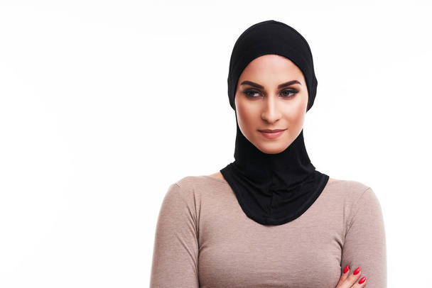Femme musulmane sur fond blanc
 - Photo, image
