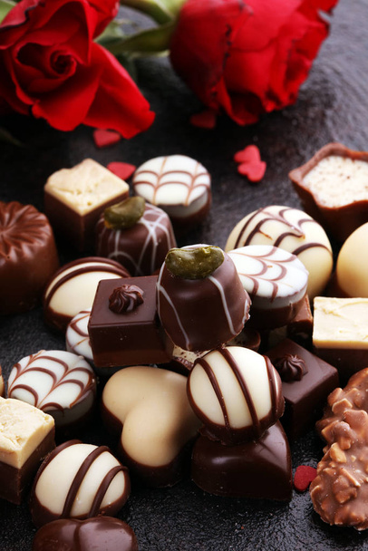 Chocolats Pralines et Roses Combinaison parfaite pour la Femme
  - Photo, image