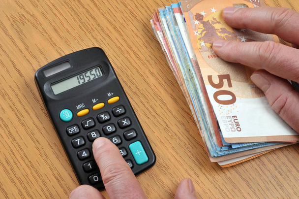 Účetní koncepce s eurobankovkami a kalkulačkou v ruce - Fotografie, Obrázek