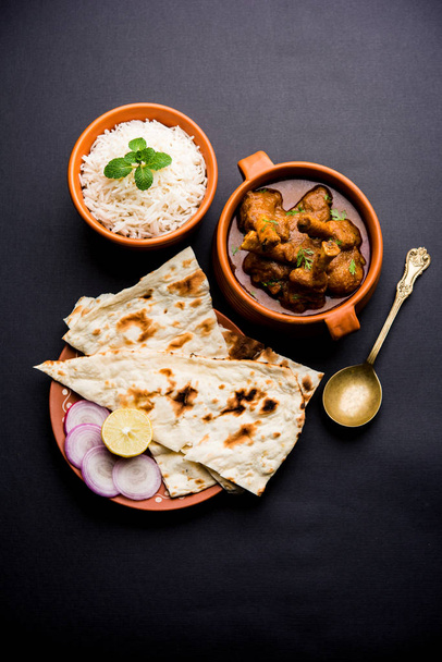 Hyderabadi Mutton Paya, Nehari, nahari o Nihari Masala. servido con Naan y arroz. enfoque selectivo
 - Foto, imagen