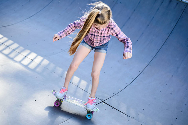 adolescente, train, sur skateboard, dans skatepark
 - Photo, image