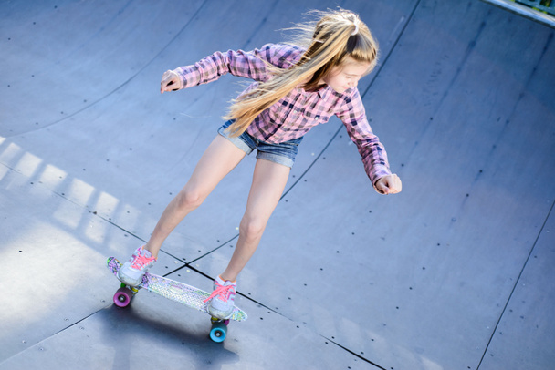 adolescente, train, sur skateboard, dans skatepark
 - Photo, image