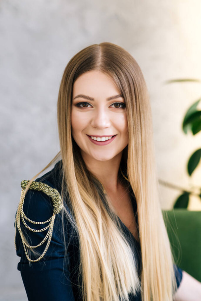 Portrait of a beautiful young stylish businesswoman in an interior Studio. - Foto, afbeelding