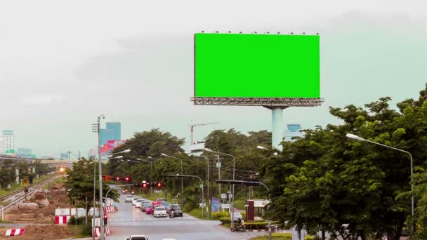 Billboard em branco com tráfego de rua
 - Filmagem, Vídeo
