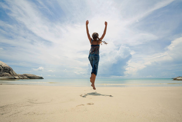 Jeune femme attrayante qui s'amuse sur une plage sauvage - Photo, image