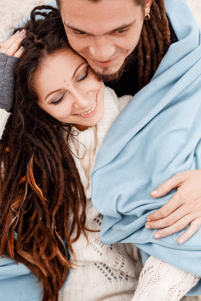 jeune couple attrayant couvert de plaid ensemble - Photo, image