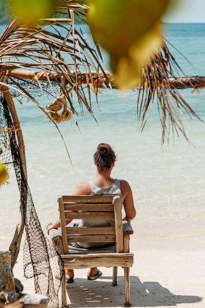 jovem atraente relaxando na praia - Foto, Imagem